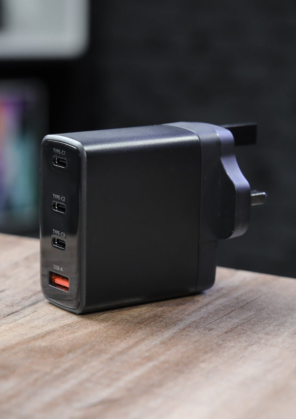 شاحن حائط فائق السرعة من ليزل بقوة 100 واط بأربع منافذ USB بتقنية GaN | أسود شاحن حائط فائق السرعة من ليزل بقوة 100 واط بأربع منافذ USB بتقنية GaN | أسود